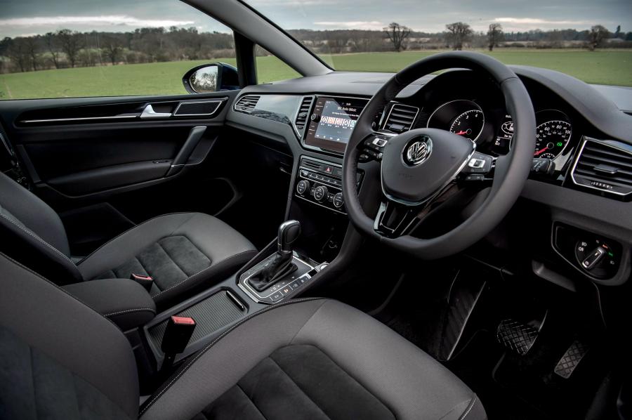 Интерьер Volkswagen Golf SV 2018 года  (UK) (фото 6 из 24)